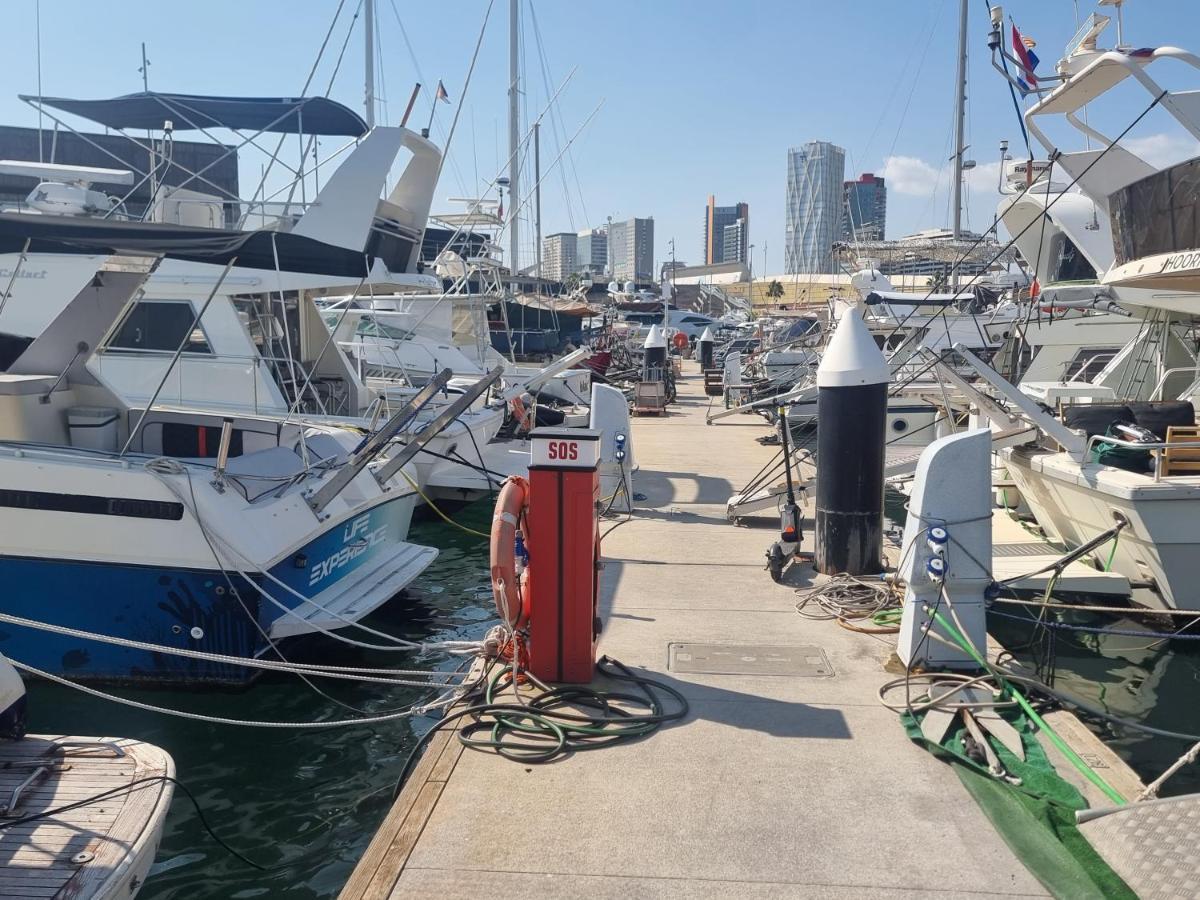 Beautiful And Comfy Boat In Barcelona With Boat Tour Option Hotel Buitenkant foto