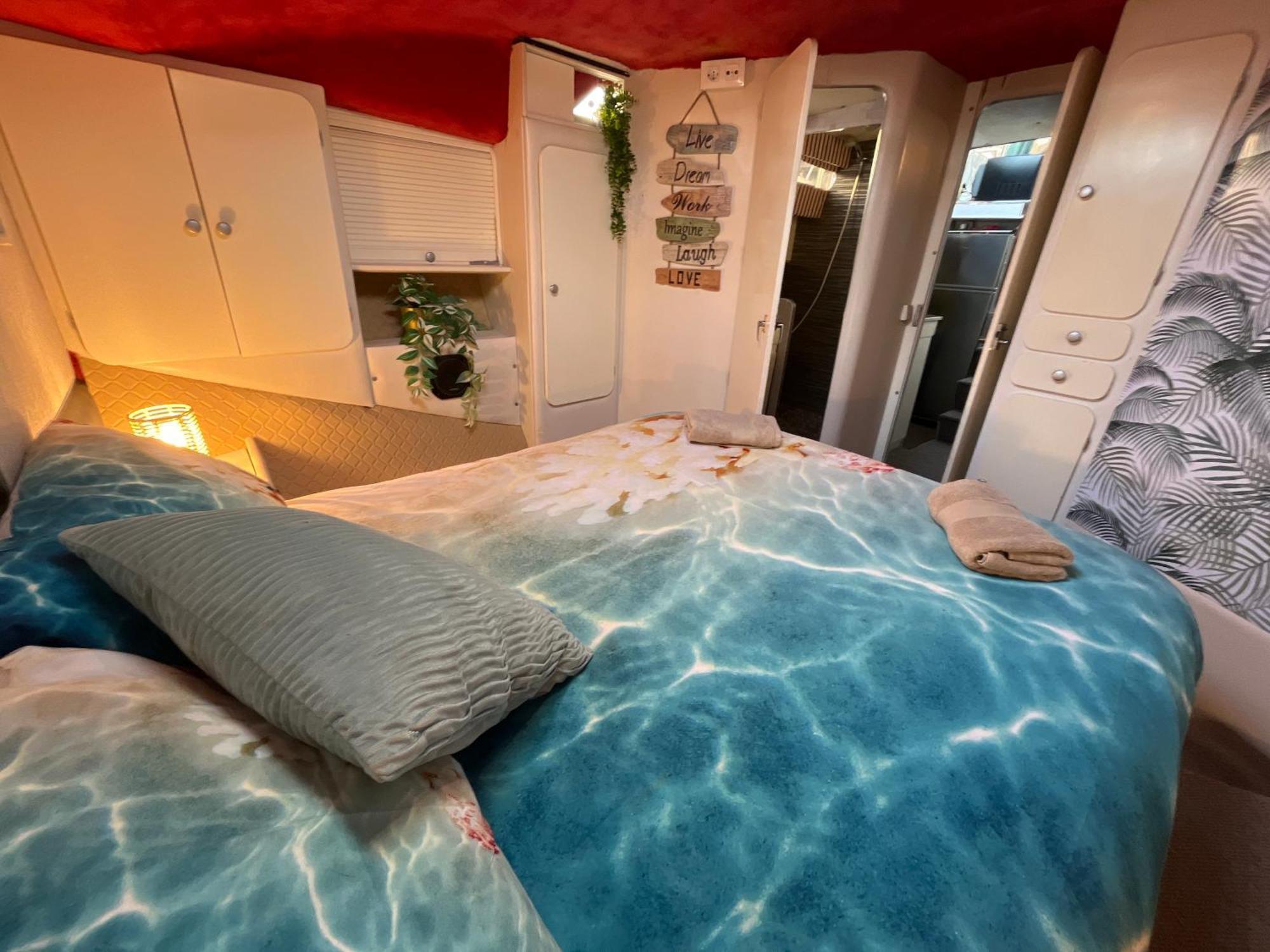 Beautiful And Comfy Boat In Barcelona With Boat Tour Option Hotel Buitenkant foto