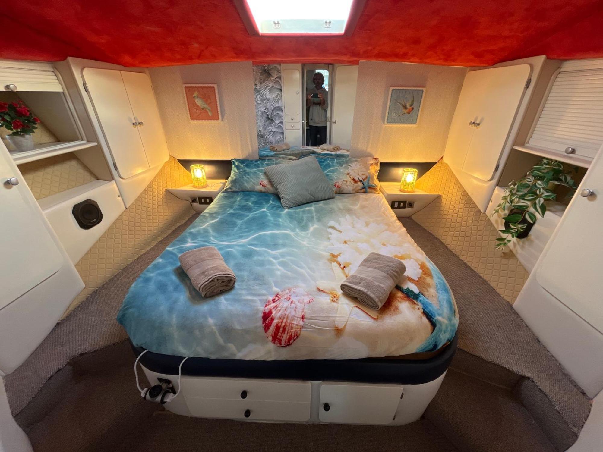 Beautiful And Comfy Boat In Barcelona With Boat Tour Option Hotel Buitenkant foto